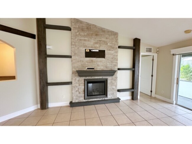 Building Photo - 3 bedroom 2 Bath with Den &amp; Study &amp...