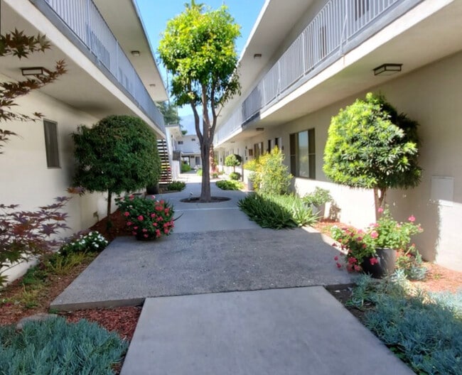 Building Photo - 1030 W Huntington Dr