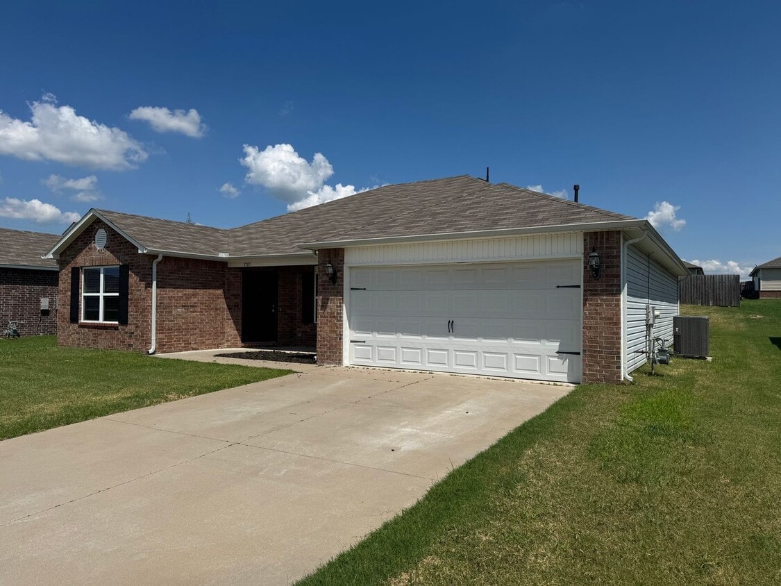 Building Photo - 4 bedroom 2 bath - Great location