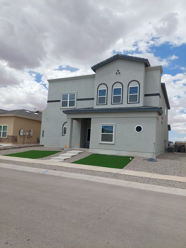 Building Photo - BEAUTIFUL 5 BEDROOM, 4 BATHROOM HOME! WELC...