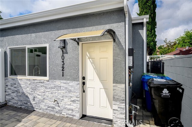 Foto del edificio - 10321 Sherman Grove Ave