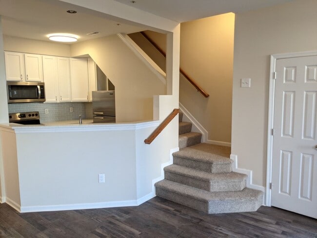 Foto del edificio - Recently renovated townhome in Ballenger C...