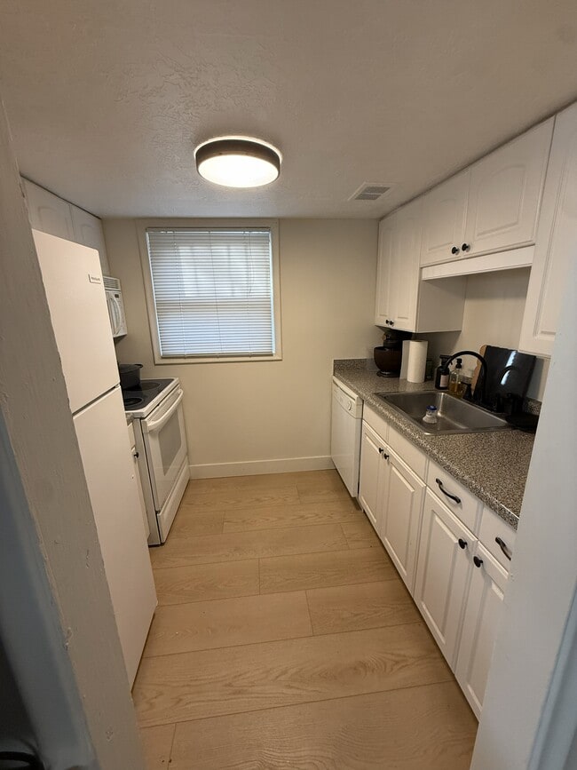 Kitchen - 1819 E Parleys Canyon Blvd