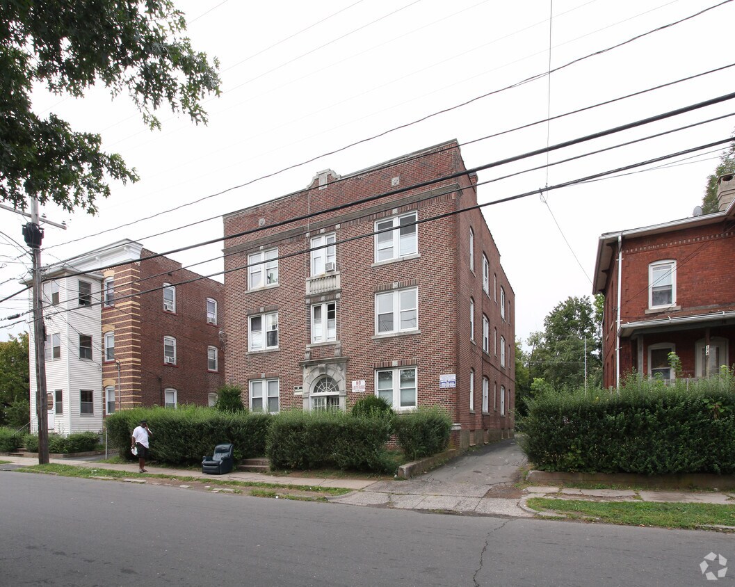 Building Photo - 168 Oak St