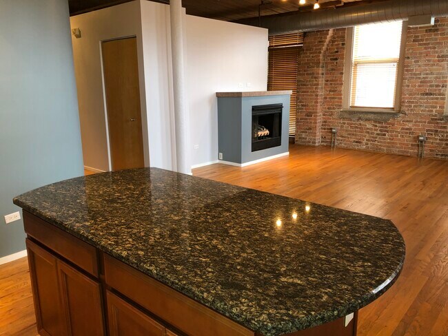 Building Photo - 420 S Clinton St