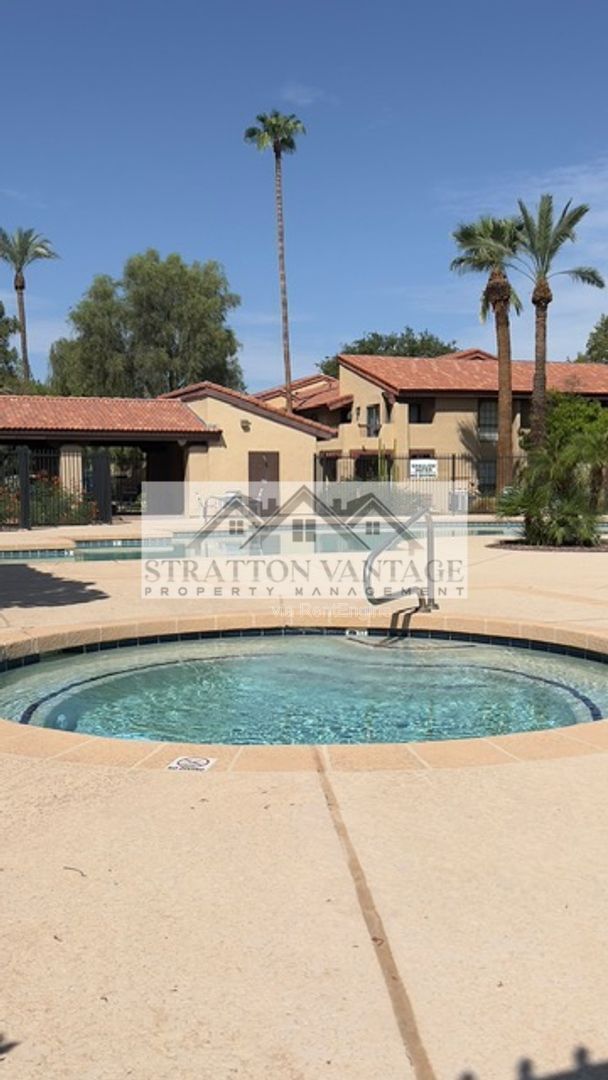 Foto del edificio - 1351 N Pleasant Dr