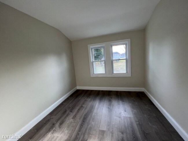 Building Photo - 4 br, 2 bath House - 8 Main St