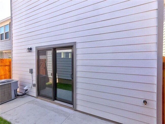 Building Photo - Open floor plan townhome