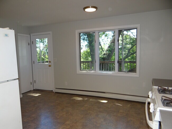 Building Photo - 32 Buckley St