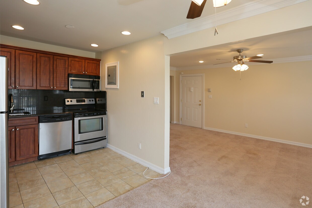 Fairfield Suburbia Gardens Apartments West Babylon, NY