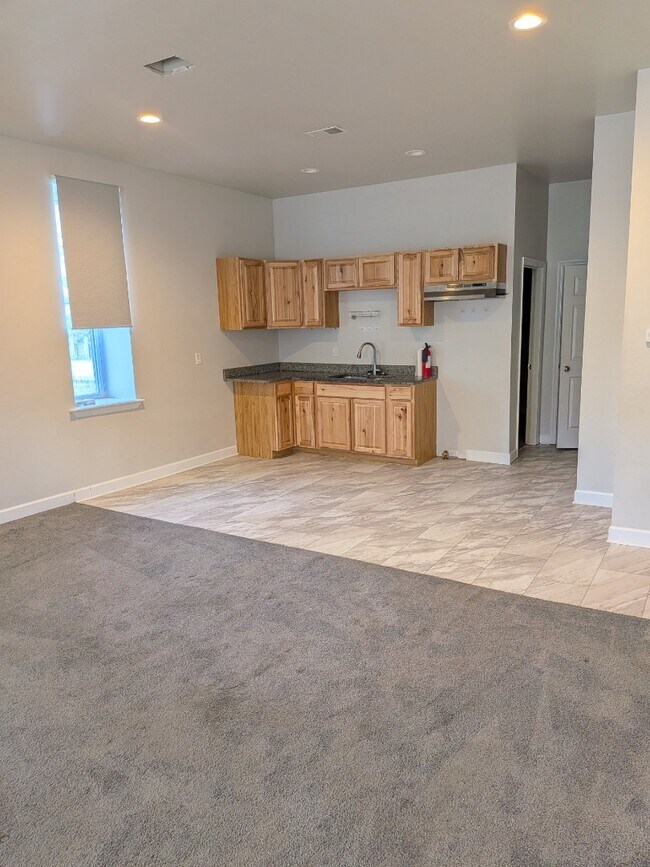 Foto del edificio - Oversized one bedroom first floor apartment with A/C!