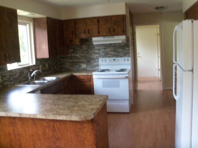 Foto del edificio - 3 Bedroom 1.5 Bathroom Apartment With Garage