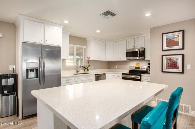 Building Photo - 1010 S Hardy Dr