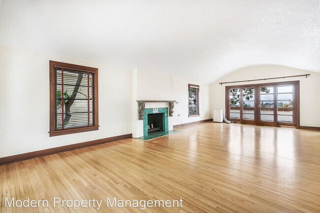 Building Photo - This gorgeous property is in the very desi...