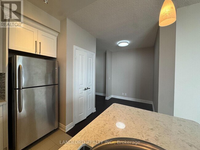 Photo du bâtiment - 220 Burnhamthorpe Rd W