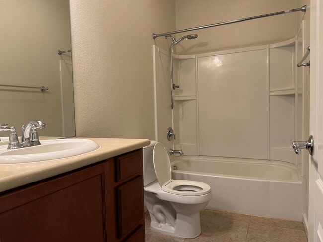 Foto del edificio - 5 bedroom home in W. Roseville. No carpet!