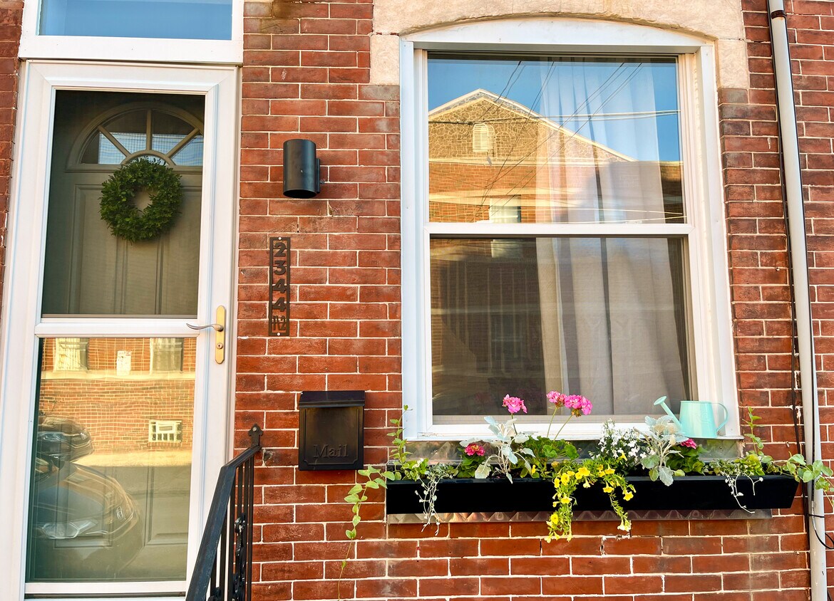 Primary Photo - 2344 1/2 E Tucker St