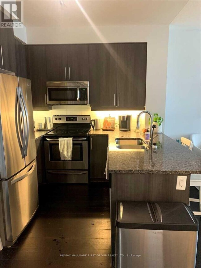 Photo du bâtiment - 1185 The Queensway