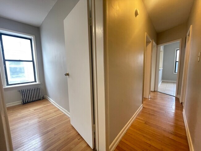 Building Photo - 1043 Rogers Ave