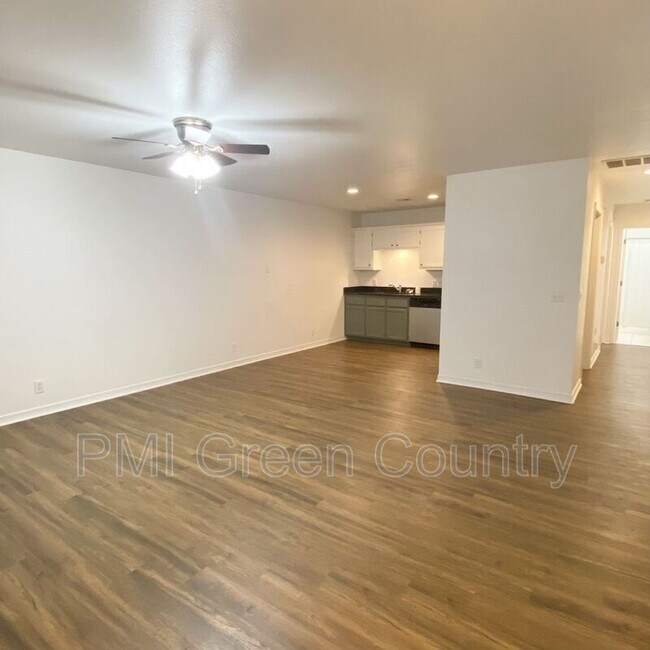 Building Photo - 1200 W Jackson Ct