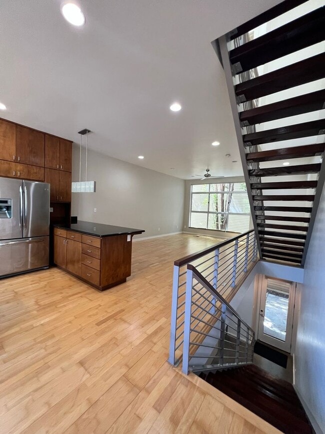 Building Photo - GREEN 3 story townhouse available! AC & ga...
