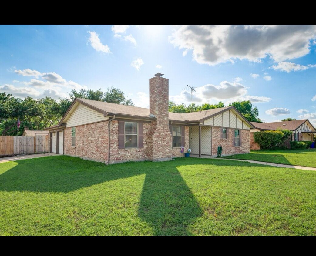Foto principal - 6217 Skylark Ln