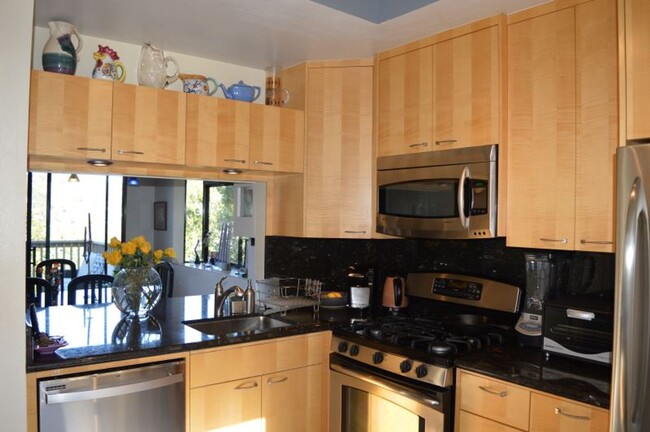 Foto del edificio - FURNISHED MILL VALLEY TOWNHOME WITH STUNNI...