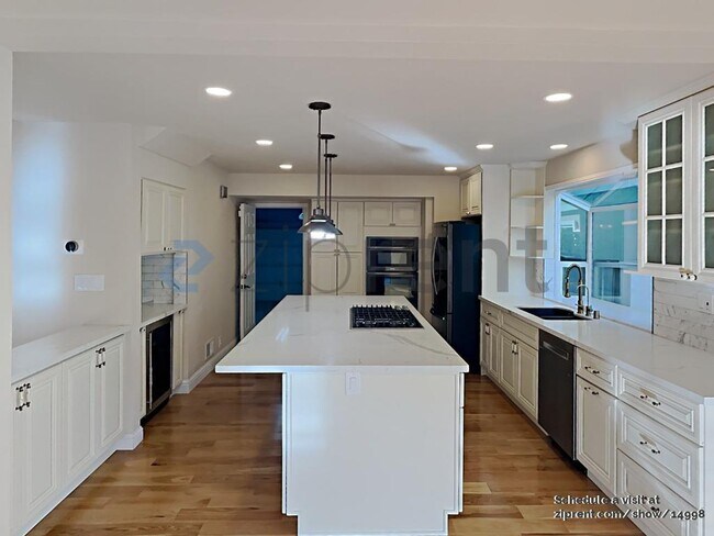 Building Photo - 1089 Longshore Dr
