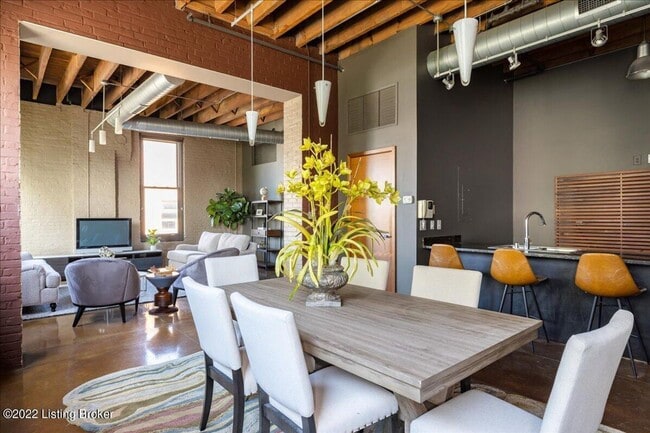 Building Photo - 2 BR/2BA | Newly Renovated Condo| 1-Private Garage | Central downtown!