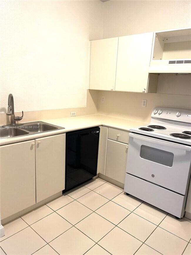 Foto del edificio - 7130 NW 177th St