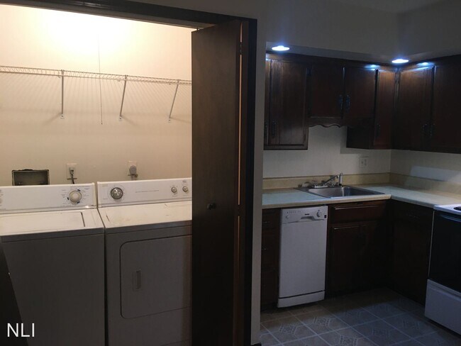 Foto del edificio - 2226-2228 Versailles Village Pl