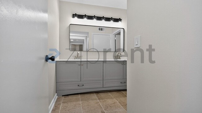 Building Photo - Unit 14