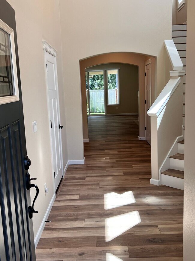 Foto del edificio - Stunning 5 bedroom W/Bed & Full Bath on Main Floor