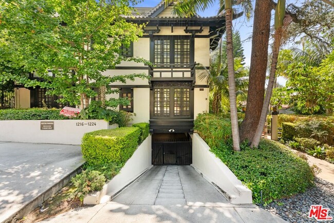Building Photo - 1218 N La Cienega Blvd