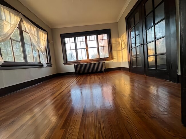 Bedroom - 725 Washington Ave