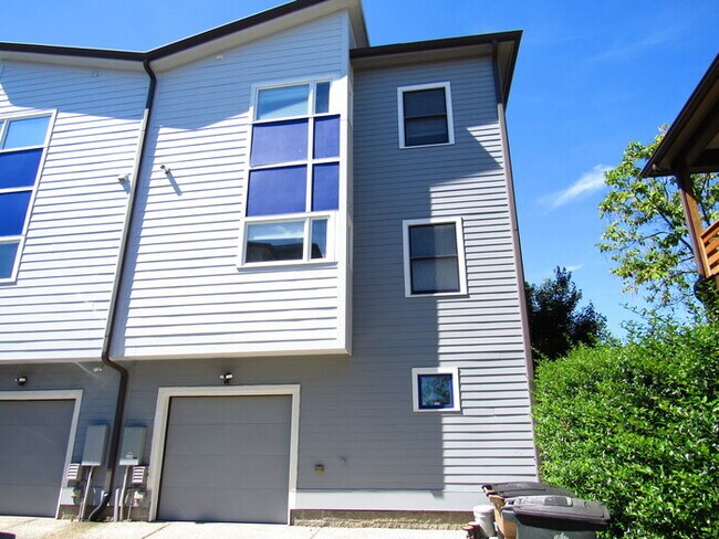Foto del edificio - Germantown unit with attached 1 car garage!