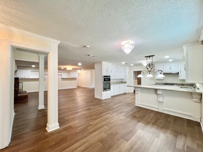 Building Photo - Three Bedroom House with a Huge Yard and B...