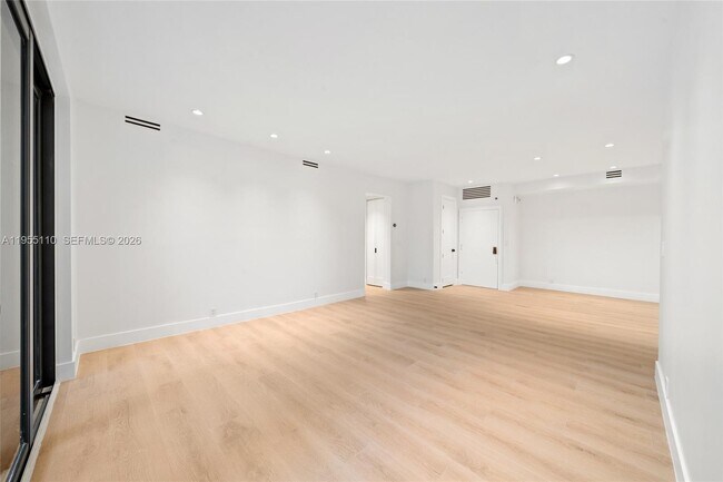 Foto del edificio - 1111 Crandon Blvd