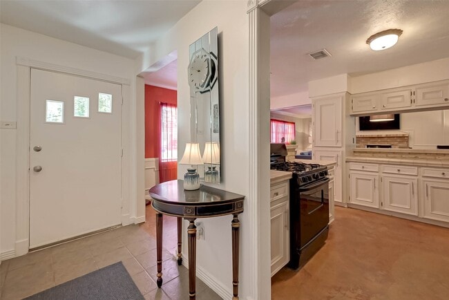 Building Photo - 6018 Berendo St