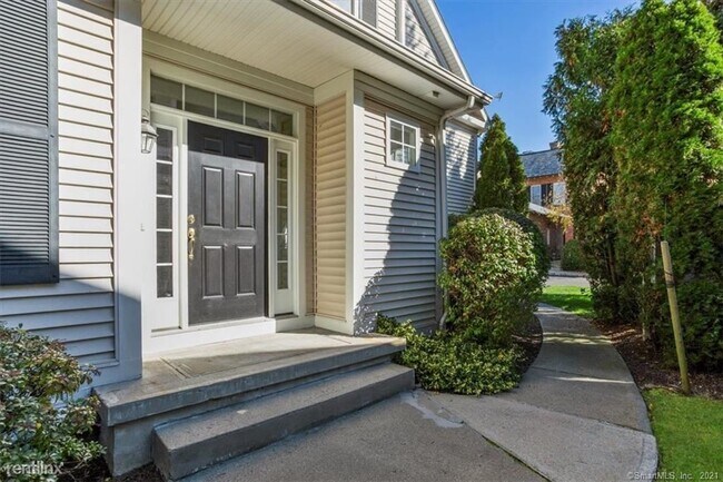 Building Photo - 3 br, 3.5 bath House - 90 Goodwin Cir # 90