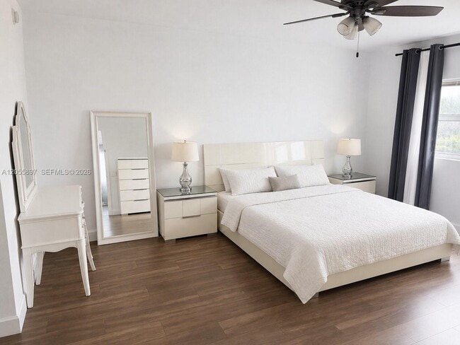Foto del edificio - 14951 Royal Oaks Ln