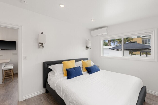 Foto del edificio - Charming 1BR/1BA Cottage - Private Patio w/ Hot Tub - Walk to the Beach