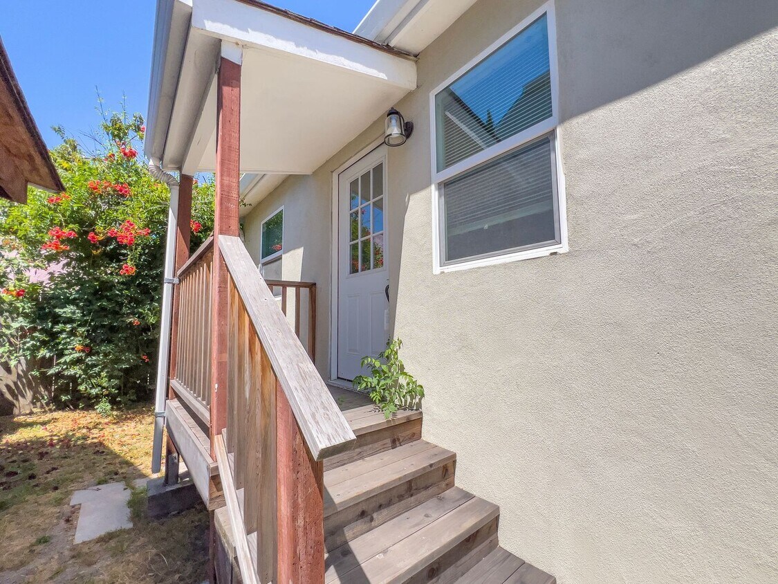Primary Photo - 2 bedroom / 1 bath Remodeled Back Unit is ...