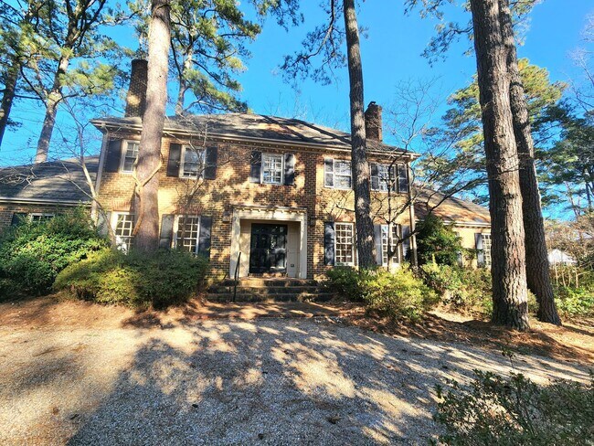 Foto del edificio - Sprawling Home in Bay Colony