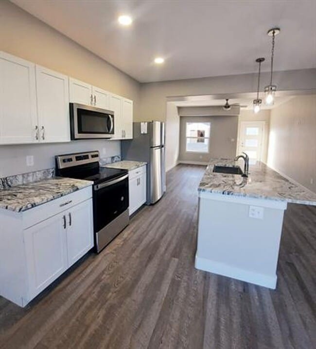 Building Photo - 3 bedroom, 2 bath, single car garage