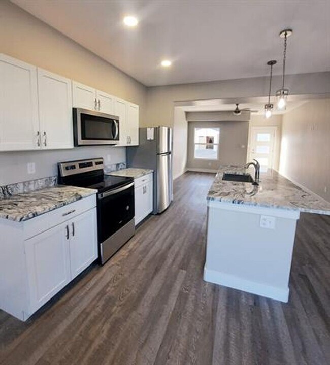 Foto del edificio - 3 bedroom, 2 bath, single car garage