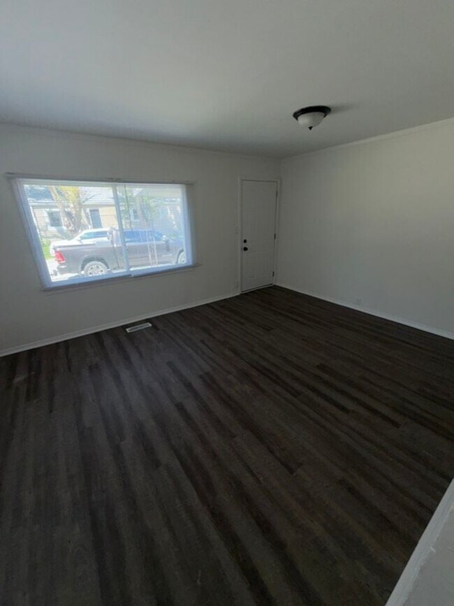 Foto del edificio - 2423-2425 North Kerth Avenue