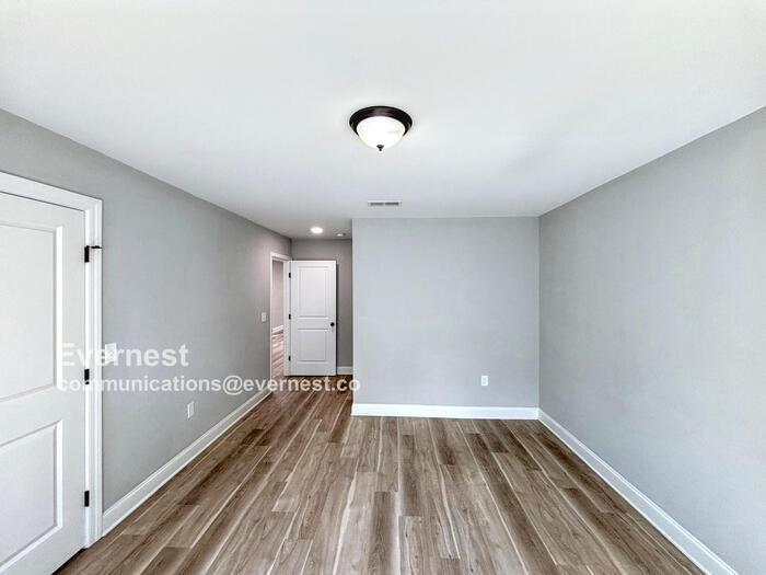 Building Photo - Charming 3-Bedroom Home in a Convenient Lo...