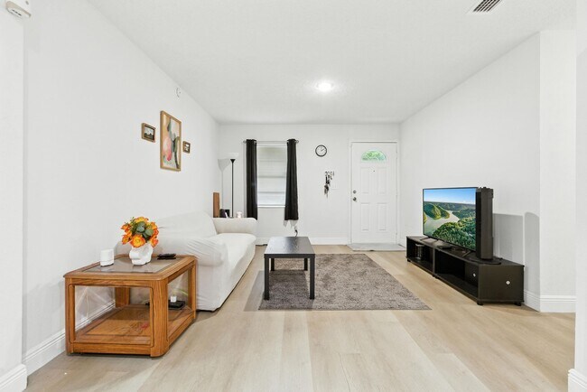 Foto del edificio - Spacious 4-Bedroom Home in Wildwood – Rece...