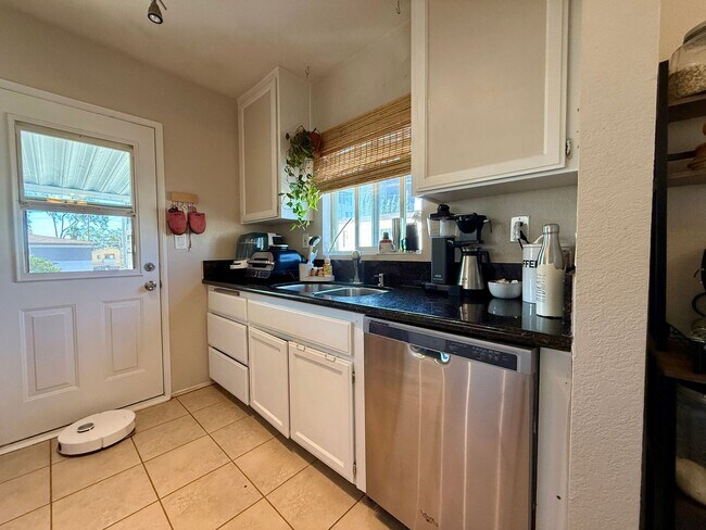 Foto del edificio - Spacious & Private 2 Bedroom Apartment wit...